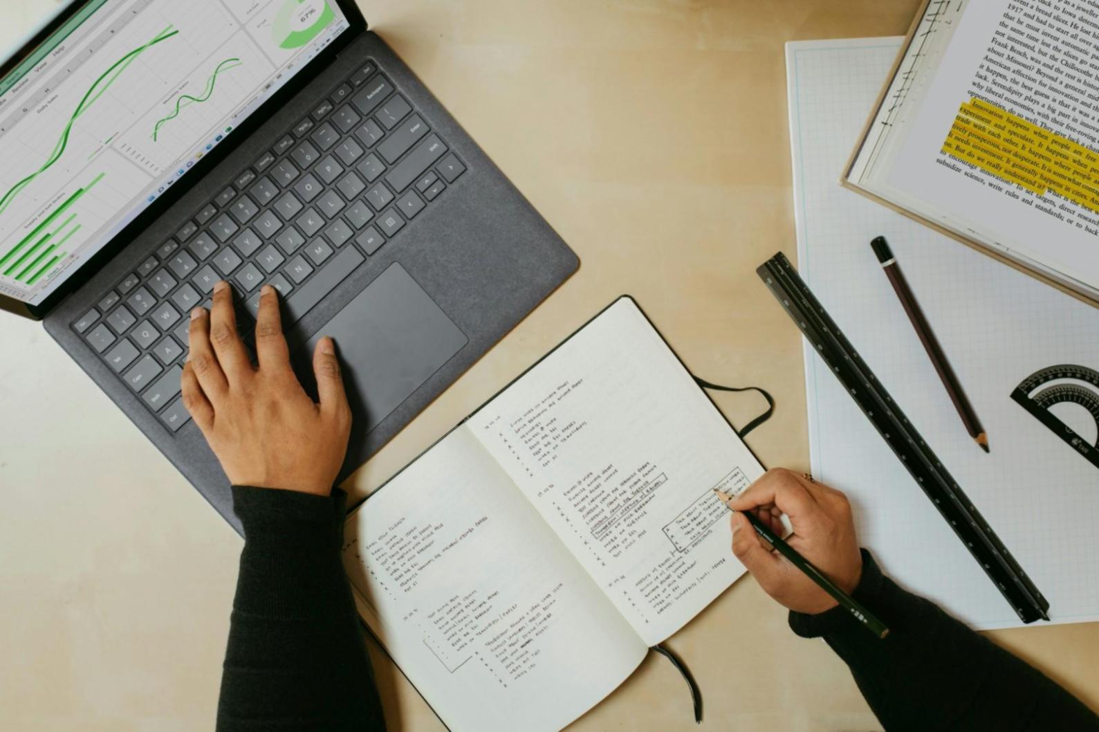 Person analysiert Finanzdiagramme und Marktdaten am Computer