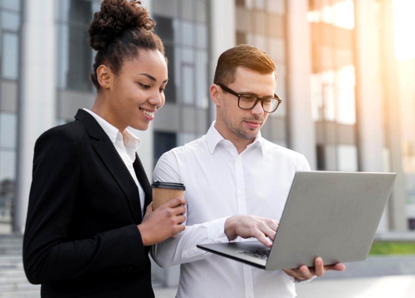 Entwicklerteam bei der Planung neuer Features